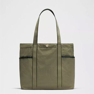 Lululemon Daily Multi-Pocket Tote Bag 20L- Bay Leaf/Rainforest Green